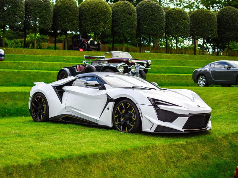 فينير سوبر سبورت  الإماراتية الصنع بجولة في الريف الانجليزي